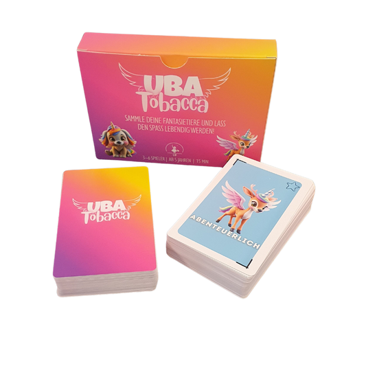 Kartenspiel-Box und Kartenstapel, eine Karte „Abenteuerlich“ mit Flügel-Fabeltier