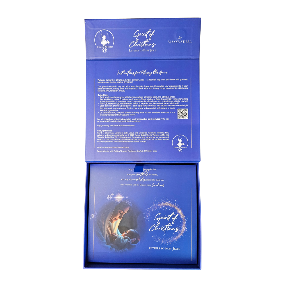 Geschenkbox mit dunkelblauem Deckel, geöffnete Klappkarte mit Text und QR-Code