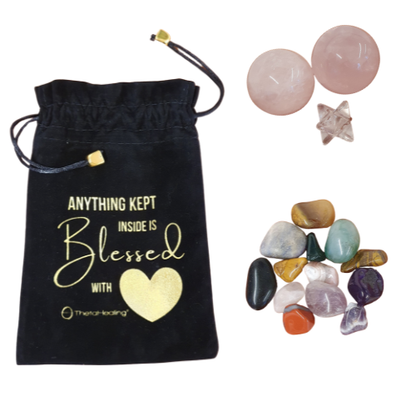 Kristall-Layout-Set: schwarzes Beutelchen mit goldener Schrift, rosafarbene Kugeln und gemischte Steine