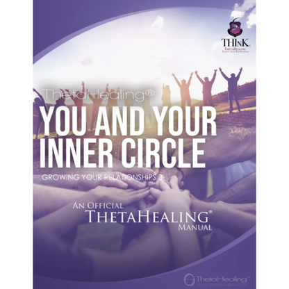 ThetaHealing-Handbuch mit großem Titel „You and your inner circle“ und Händen im Vordergrund