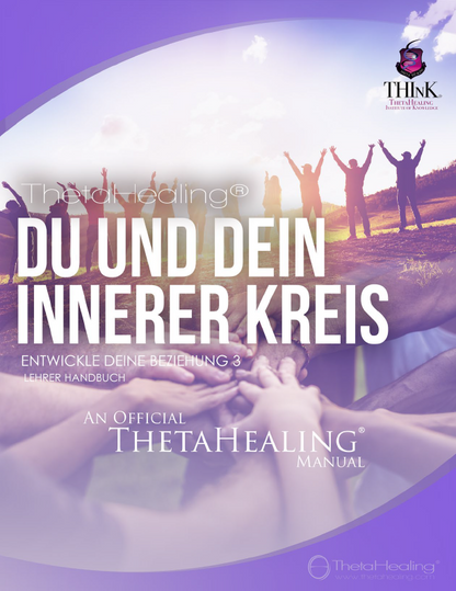 ThetaHealing-Handbuch mit großem Titel „Du und dein innerer Kreis“ und Händen im Vordergrund