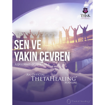 ThetaHealing-Handbuch mit großem Titel „Sen ve Yakın Çevren“ und Händen im Vordergrund