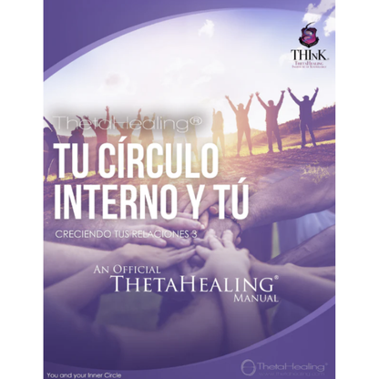 ThetaHealing-Handbuch mit großem Titel „Tu círculo interno y tú“ und Händen im Vordergrund