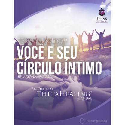 ThetaHealing-Handbuch mit großem Titel „Voce e seu círculo íntimo“ und Händen im Vordergrund