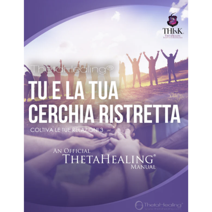 ThetaHealing-Handbuch mit großem Titel „Tu e la tua cerchia ristretta“ und Händen im Vordergrund