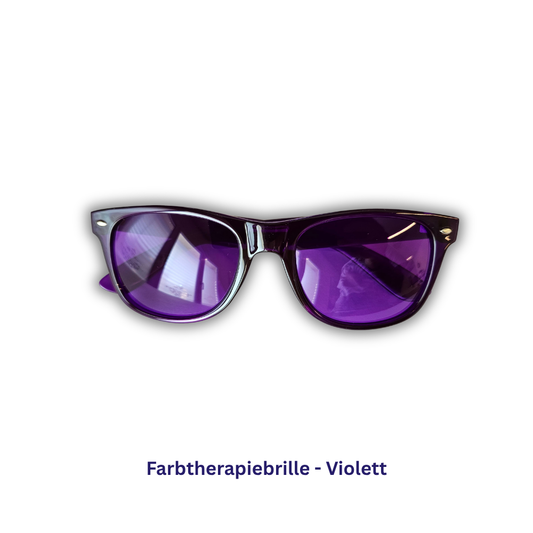Brille mit violetten Linsen und dunklem, trapezförmigem Gestell