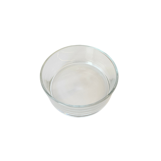 Runde Glas-Schale mit transparentem Inhalt und bläulichem Rand, Ø 19 cm.