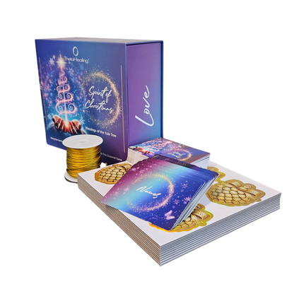 Karton-Set mit Kartenstapel, goldener Garnrolle und Deko-Paket