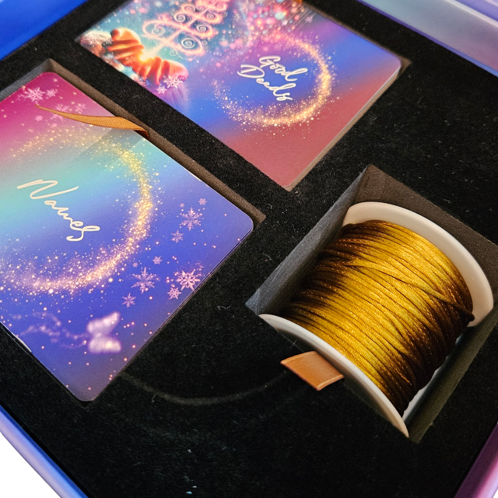 Weihnachtskarten mit Sternenmotiv und goldene Garnrolle im Kartenhalter