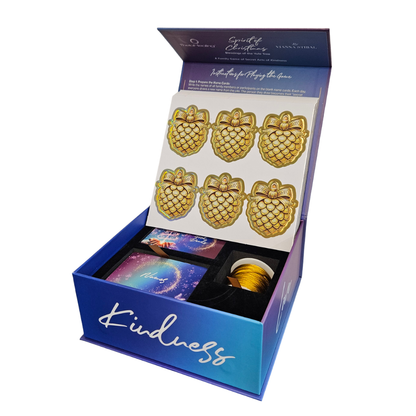 Geschenkbox mit goldenen Tannenzapfen-Ornamenten und Karten im Einsatz
