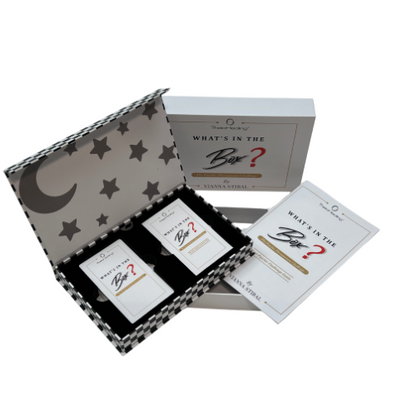 Karten-Set in geöffneter Box mit schwarzem Muster und mehreren Karten/Heften