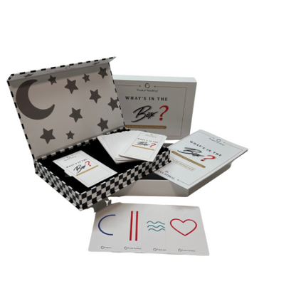 Karten-Set in offener Geschenkbox mit Sternmotiv-Lid und mehreren Anleitungskarten