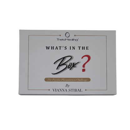 Geschlossene Geschenkbox mit Aufdruck „What’s in the Box?“ und violettem Titelband