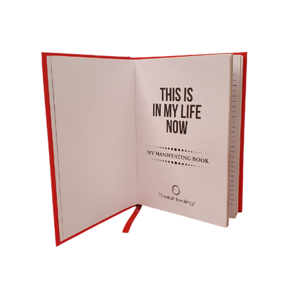 Aufgeschlagenes rotes Manifestationsbuch mit „THIS IS IN MY LIFE NOW“