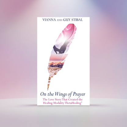 Gebetbuch mit Cover „On the Wings of Prayer“ und Flügel-Silhouette
