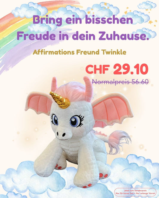Plüschfigur mit Flügeln, weißem Körper und rosafarbenen Akzenten, auf Wolken