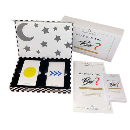 Geöffnete Box mit Kartenstapeln und Symbolkarten: Kreis, Pfeile und Farbfelder