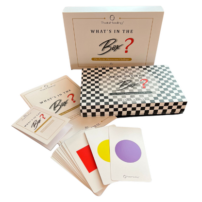 Karten- und Spielbox mit Schachbrettmuster innen und mehreren bunten Symbolkarten
